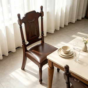 Chaise de salle à manger vintage en bois massif, revêtement en cuir PU marron, garniture à rivets, pieds tournés - Product Image 3