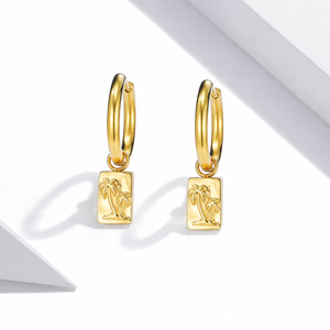Boucles d'oreilles créoles rectangulaires en acier inoxydable plaqué or 14K sous vide, motif palmier, breloques tropicales - Product Image 1