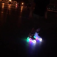Roues de patins à roulettes résistantes à l'usure pour adultes et enfants, lumineuses et clignotantes, avec frein plat, en caoutchouc PU, accessoires pour chaussures de patinage, modèle