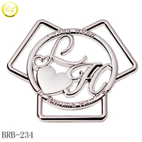 Conector de logotipo de metal personalizado respetuoso con el medio ambiente, herrajes de bikini con nombre hueco personalizado con correas de metal Bule, accesorios de baño OEM