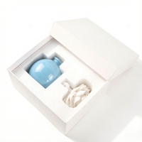 Diffuseur de parfum d'ambiance artisanal en porcelaine, motif fleur de jasmin, avec huiles essentielles et bâtonnets en céramique