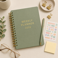 Agenda hebdomadaire 2026, carnet spirale vert olive, couverture en PU, reliure métallique dorée, lot d'autocollants, logo personnalisé, vente en gros