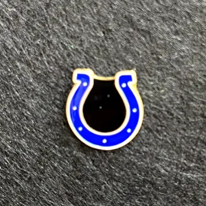 Broche en métal avec badge des Indianapolis Colts, bijou sportif pour la confection de broches de revers, cadeau pour les fans des 32 équipes de football, vente en gros d'usine - Product Image 1