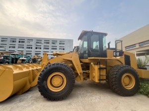 Chargeuse sur pneus CAT 966F d'occasion en stock, machine de terrassement et de chargement Cat d'origine. Moteur stable, pneus en bon état. - Product Image 2