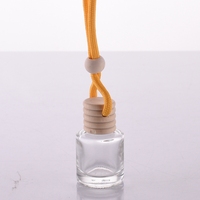Fabricant de bouteilles en verre Bouteille de diffuseur d'arôme de voiture suspendue en bois Bouteille de parfum de voiture réutilisable de 8ml avec boîte