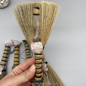 Balais de cristal de guérison simples faits à la main les moins chers pour charmes de voiture Wicca sorcière 15cm balai avec pierre de cristal brut pour la décoration de la maison - Product Image 4