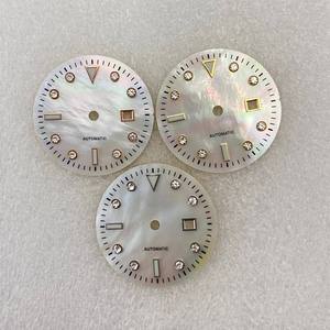 Montre mécanique NH05 à cadran rond en forme de coquille, 24,5 mm, avec affichage de la date luminescent vert - Product Image 1
