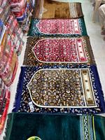 Tapis de prière musulmans décontractés en velours fait main en gros – Épais, à poils longs/moyens, avec dos antidérapant en caoutchouc, plusieurs tailles et couleurs