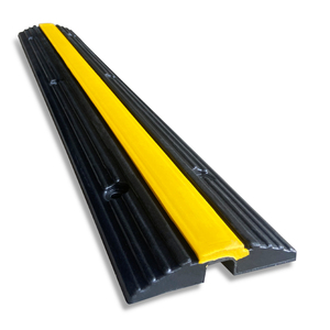 Dosso Rallentatore Stradale in Gomma, Alta Capacità di Carico, Altezza 30mm, Velocità 10-15mph, Protezione Cavi, Giallo+Nero, Portatile e Fisso - Product Image 1
