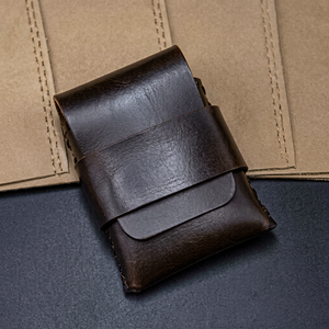 Porte-cartes vertical en cuir véritable, fin et élégant, avec fermeture à rabat, compact et minimaliste - Product Image 1