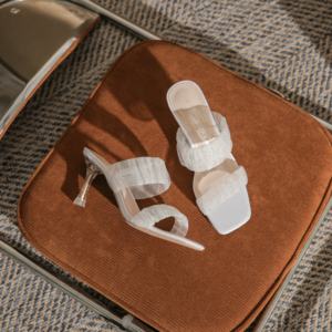 Zapatos elegantes y sexys de satén con punta en pico y tacón alto. Sandalias y zapatos de tacón alto cómodos, transpirables y de lujo. - Product Image 5