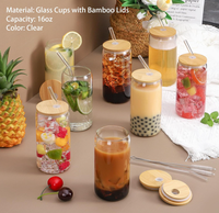 Gobelets en verre avec couvercles en bambou et pailles pour les occasions festives