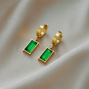 Conjunto de Joyería de Moda: Pendientes Huggie Geométricos de Acero Inoxidable Dorado con Esmeralda y Circonita Verde, y Collar de Cadena de Hueso de Serpiente Cuadrado - Product Image 5
