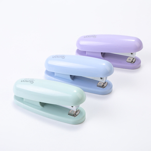 מהדק שולחני בצבע מקרון, תואם לסיכות 24/6, מהדק משרדי חמוד לכריכת מסמכים בבית ספר ובמשרד - Product Image 4