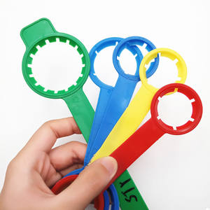 La produzione di maniglie in plastica per bottiglie popolari direttamente in vendita può essere personalizzata in dimensioni ecologiche degradabili - Product Image 1