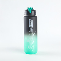 Bouteille d'eau sport portable en plastique à dégradé de couleurs créatives pour l'été avec sangle, à boire directement, idéale pour les voyages