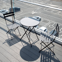 Ensemble d'art moderne en fer pliant de trois pièces pour balcon extérieur petite table et deux chaises pour café ou thé au lait loisirs