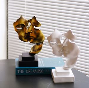 Scultura in Resina Dorata Coppia Pensatori che si Baciano, Statuetta Artistica Astratta del Silenzio, Decorazione per Scrivania e Casa, Amore alla Moda - Product Image 1