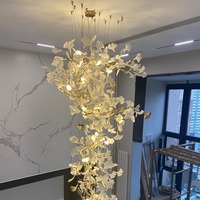 Lámpara Colgante LED Personalizada con Flores Blancas, Decoración Moderna para Vestíbulo de Hotel o Villa, Escalera, Lámpara de Techo de Metal con Hojas de Ginkgo de Cerámica Larga