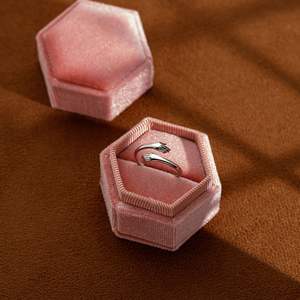 Venta al por mayor Hot Hug Me Rings <span class=keywords><strong>para</strong></span> pareja Hugging Hand Rings I Love You Forever Hug Ring banda ajustable joyería regalo <span class=keywords><strong>para</strong></span> chicas adolescentes - Product Image 5
