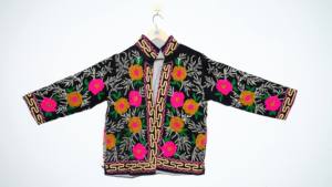 เสื้อแจ็คเก็ตบอมเบอร์ผู้หญิงสีดำลายดอกไม้ปักลาย TNT ผ้าฝ้าย 100% เป็นมิตรกับสิ่งแวดล้อม ทำมือ สไตล์โบโฮ เอธนิค สำหรับฤดูใบไม้ร่วง เหมาะสำหรับทุกเทศกาล - Product Image 3