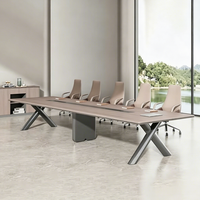 Table de conférence rectangulaire moderne pour 10 personnes avec gestion des câbles et base en métal.