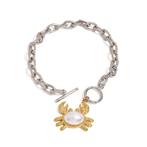 Pulsera de Cadena de Acero Inoxidable con Colgante de Cangrejo Dorado y Dije de Perla - Product Image 1