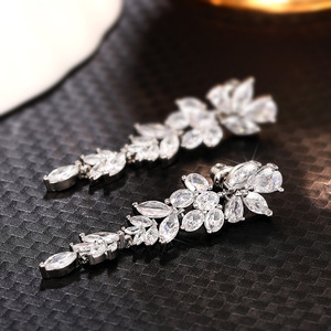Orecchini Lunghi Classici in Ottone con Motivi Floreali per Donne, Eleganti Gioielli da Sposa - Product Image 1