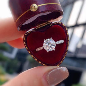 Anello da Donna F1546 in Oro Bianco con Diamante Taglio Brillante Rotondo Naturale Colore D, Anello di Fidanzamento con Diamanti Laterali - Product Image 2