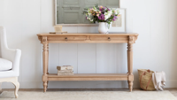 Table console en bois massif de style campagnard avec 2 étagères et 2 tiroirs en finition chêne blanchi, écologique et durable