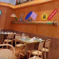 Ensemble table et chaises de restaurant commercial moderne en bois massif écologique, structure métallique, sièges en mousse haute densité, garantie 3 ans