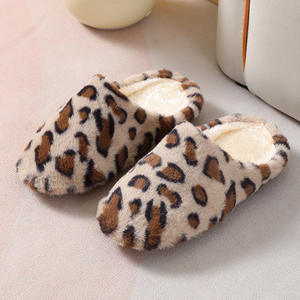 Chaussons classiques pour femmes à imprimé léopard, confortables, à bout fermé, pour l'hiver, le printemps et l'automne, avec semelle extérieure antidérapante en TPR et coussin d'air - Product Image 1