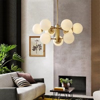 Lustre moderne en laiton doré à 6 boules de verre blanc