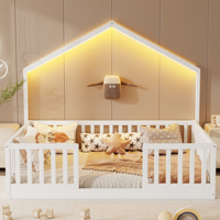Lit Montessori en bois blanc minimaliste avec barrières hautes et lumière d'ambiance, confortable et écologique pour la chambre