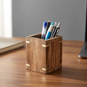 Porte-stylos carré en bois avec coins en laiton, organisateur de bureau fait main pour le rangement de la papeterie, décoration de bureau moderne |   Artisanat en bois - Product Image 1