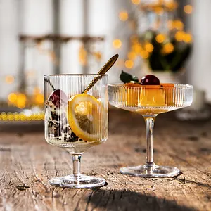 Özel yüksek kaliteli Bar restoran parti Glassware dikey kabartmalı dondurma bardak kadeh Sangria şarap Martini kokteyl cam
