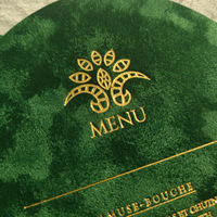 Menu de mariage élégant en velours vert foncé, style européen vintage, avec œillets, rivets, pompon, monogramme personnalisé en feuille d'or, fait main pour