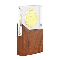 Récompense personnalisée en acrylique transparent de qualité supérieure avec socle en bois de noyer et médaille dorée 3D pour la reconnaissance des employés
