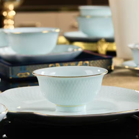 Service de table en céramique bleu clair 62 pièces, vaisselle de luxe en porcelaine avec bordure dorée pour la maison, les mariages et les banquets