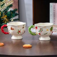 Cadeau d'hiver, tasse en céramique classique, rouge et verte, mug en porcelaine verni pour les fêtes, avec décorations de Noël en 3D