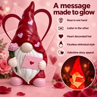 Statue de gnome décorée en forme de cœur avec construction en polymère léger, support en carton de marque, disponible pour l'acquisition mondiale en détail