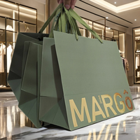 Sac en papier vert sauge sophistiqué avec impression de logo personnalisé pour ensemble d'emballage haut de gamme de vêtements et de bijoux