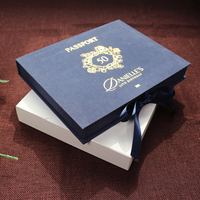 Boîte d'invitation personnalisée en velours bleu marine avec couverture rigide, impression dorée à chaud, fermeture à ruban à pompon, boîte d'emballage pour ensemble d'invitations d'anniversaire