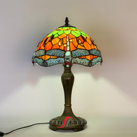 Lampe de bureau en verre artistique rétro européen, abat-jour en verre d'église, base en alliage, motif libellule, vente en gros et personnalisation