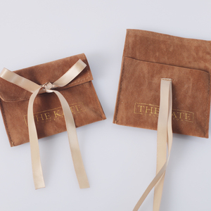 Bolsa de Regalo de Joyería de Lujo de Terciopelo Marrón con Logotipo Personalizado Impreso y Cinta para Bolsos, Embalaje Textil - Product Image 2