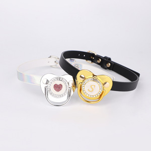 Bâillon à sucette avec cœur en strass et lettre S pour jeu SM adulte, options de couleurs noir et blanc - Product Image 1