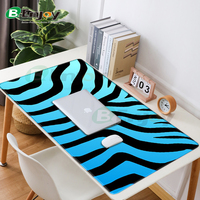 Tapis de bureau gaming XXL personnalisé en caoutchouc bleu et noir, grand format pour ordinateur portable et clavier, style tendance avec bords cousus, en stock