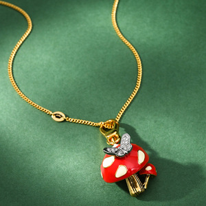 Collana con Ciondolo a Forma di Fungo Rosso Smaltato, Gioiello con Charm da Fiaba per Donne - Product Image 1