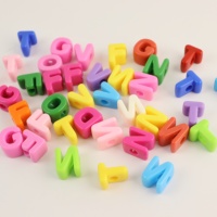 Cuentas de letras acrílicas multicolor de agujero grande de gran venta para pulseras DIY, llaveros, trenzas de pelo, nombres personalizados al por mayor