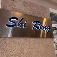 Lettres lumineuses LED personnalisées avec panneau arrière décoratif, signalisation lumineuse 3D en métal de luxe pour les bureaux d'entreprise